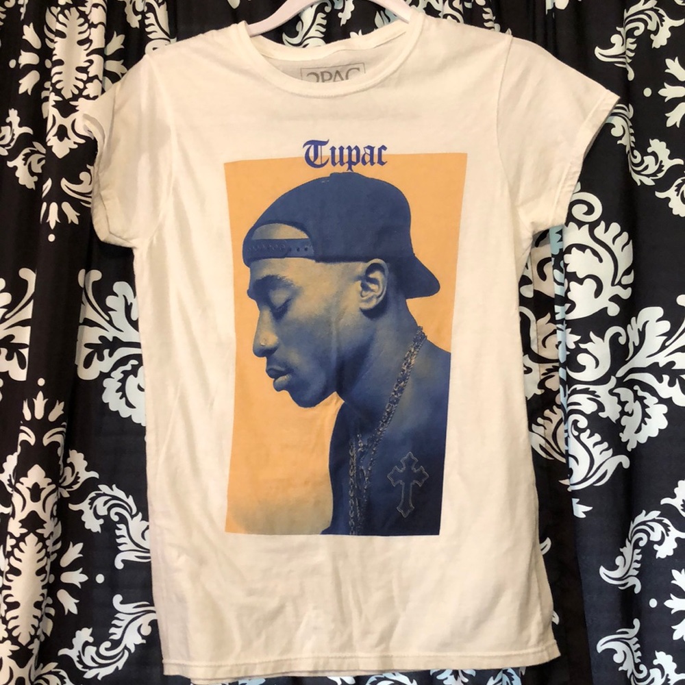 Tupac t-shirt size medium
